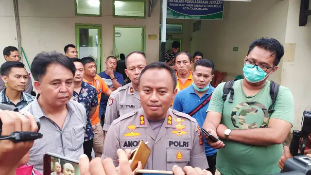 Kapolres Kota Tasikmalaya AKBP Anom Karibianto, saat memberikan penjelasan kepada wartawan, setelah mendatangi kamar mayat RSUD Soekardjo, Tasikmalaya, Selasa (28/1/2020).