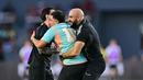 Pengawal Lionel Messi, Yassine Cheuko menangkap seorang penyusup lapangan dalam laga persahabatan antara Inter Miami melawan Sporting San Miguelito di Stadion Romeo Fernandez, Panama, Amerika, Senin (03/02/2025) waktu setempat. (AFP/Martin Bernetti)