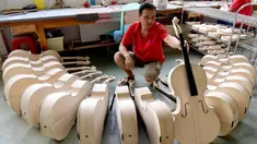 Pekerja memeriksa selo di sebuah bengkel kerja di Queshan, Provinsi Henan, China, Rabu (20/5/2020). Kawasan industri penghasil alat musik tersebut mampu memproduksi 30.000 biola dan selo setiap tahun. (Xinhua/Zhu Xiang)