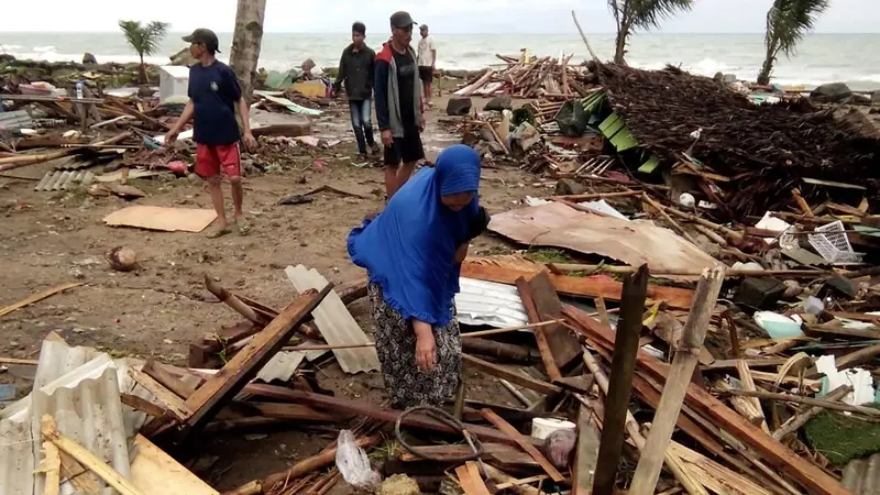 Pantai Carita Diterjang Tsunami