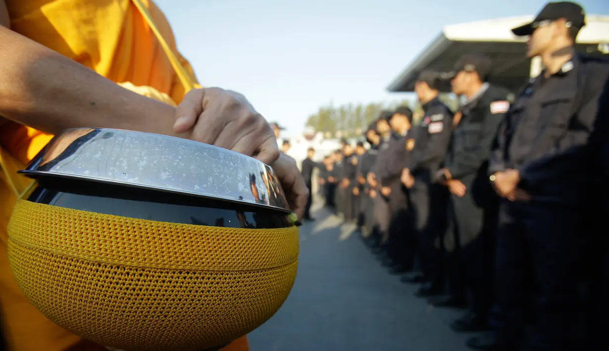 Sejumlah Petugas berjaga saat melakukan penggeledahan Kuil Dhammakaya, Pathum Thani, Thailand (17/2). Diduga biksu Phra Dhammachayo mengelapkan uang sekitar $40 million. (AP Photo / Sakchai Lalit)