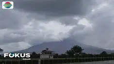 Banyaknya material debu vulkanik terlihat di seluruh kaca mobil yang terparkir.