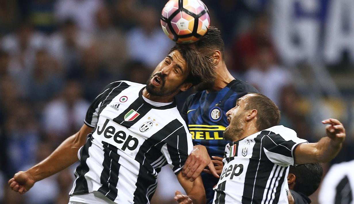 Duel antara pemain Inter Milan dan Juventus dalam laga pekan keempat Serie A di Stadion Giuseppe Meazza, Minggu (18/9/2016) malam WIB. (AFP/Marco Bertorello)
