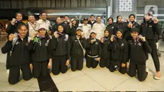 Wakil Ketua Umum Pengurus Pusat Persatuan Bola Voli Seluruh Indonesia (PP PBVSI), Irjen Pol (purn) Drs. Djoko Sardono (tengah) bersama Wakil Sekretaris Jenderal PBVSI, Gilang Iskandar serta pengurus PBVSI lainnya berfoto bersama saat menyambut kedatangan tim Voli Putri Indonesia U-18 di Bandara Soekarno Hatta, Tangerang, Banten, Jumat (14/6/2024). (Liputan6.com/Angga Yuniar)