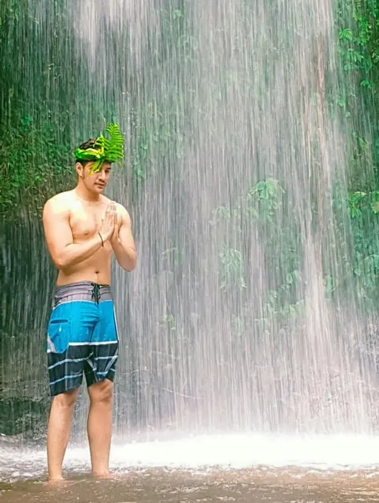 Di libur akhir tahun, Ammar Zoni terlihat berlibur ke Pulau Lombok. Terlihat ia berkunjung ke air terjun Benang Setukel. (Foto: instagram.com/ammarzoni)