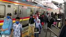 Calon penumpang bersiap menaiki KRL Commuter Line di Stasiun Depok Baru, Jawa Barat, Senin (25/5/2020). Banyaknya warga yang silaturahmi selama lebaran menyebabkan perjalanan KRL tetap dipadati penumpang, meskipun waktu operasional dibatasi. (Liputan6.com/Immanuel Antonius)