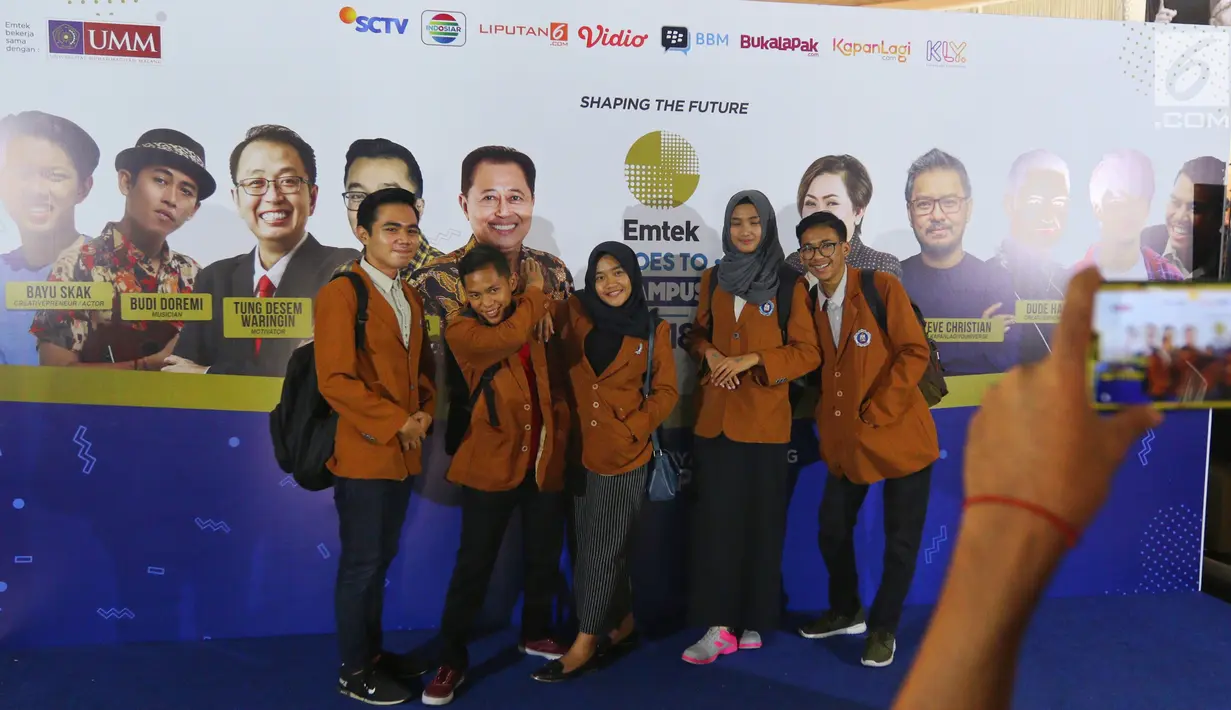 Peserta berfoto di booth acara EMTEK Goes To Campus (EGTC) 2018 di Universitas Muhammadiyah Malang (UMM), Kota Malang, Rabu (26/9). Acara yang memadukan kegiatan edukasi dan entertainment ini digelar pada 26-27 September 2018. (Liputan6.com/Johan Tallo)