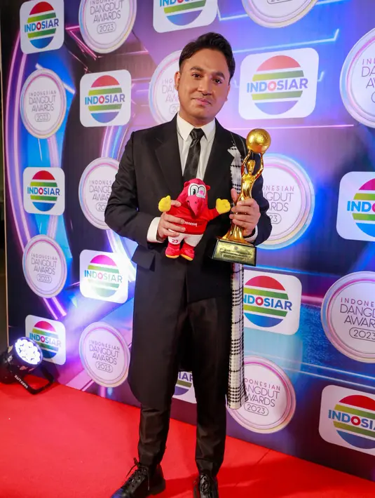 Sedangkan untuk Penyanyi Dangdut Solo Pria Terpopuler dimenangkan oleh Indy Gunawan. Pria berusia 25 tahun itu juga kerap disapa Gunawan LIDA. Pria kelahiran Halmahera Barat itu mengawali karirnya dari Liga Dangdut Indonesia 2020. [Foto: Muhammad Akrom Sukarya/KapanLagi.com]