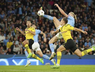 Penyerang Manchester City Erling Haaland mencetak gol kedua untuk timnya ke gawang  Borussia Dortmund pada laga kedua Grup G Liga Champions di Etihad Stadium, Manchester, Kamis (15/9/2022) dini hari WIB. Menjamu Borussia Dortmund di matchday kedua Liga Champions, Manchester City menang dramatis 2-1 setelah sempat tertinggal lebih dulu. (AP Photo/Dave Thompson)