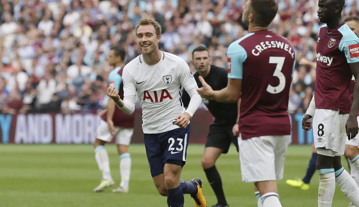 Pemain Tottenham, Christian Eriksen (kiri) mencetak satu gol saat timnya melawan West Ham United pada panjutan Premier League di London Stadium, London, (23/9/2017). Tottenham menang 3-2. (AP/Tim Ireland)