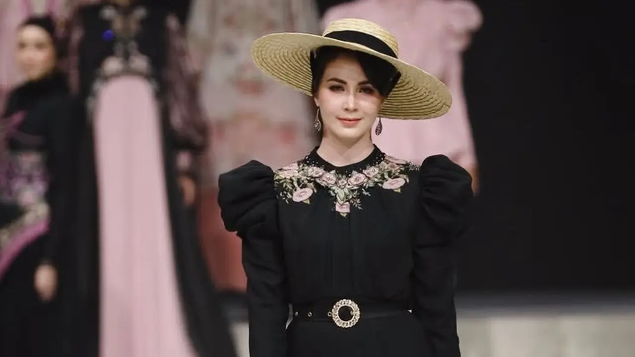 Arumi Bachsin Tampil Bak Noni Belanda saat fashion show