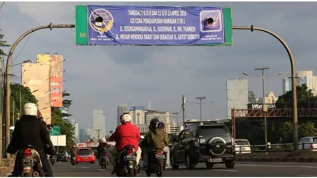 Gubernur DKI Jakarta Basuki Tjahaja Purnama atau Ahok memperpanjang uji coba penghapusan jalur 3 in 1 yang semula hanya 1 minggu menjadi 2 pekan.
