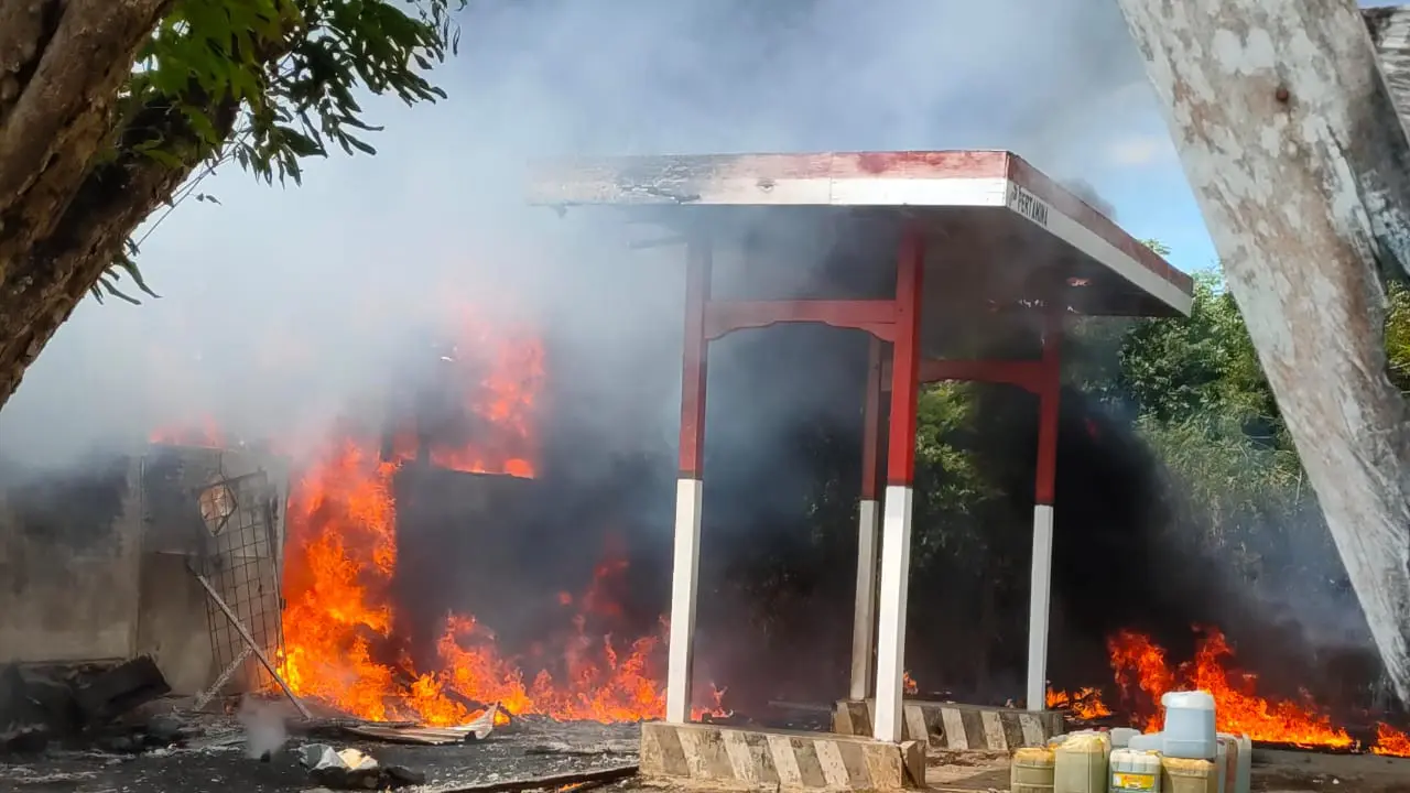 Satu unit SPBU khusus pertalite di Bombana meledak, mengakibatkan 10 orang warga menderita luka bakar dan kerugian ratusan juta rupiah.(Liputan6.com/dok warga)