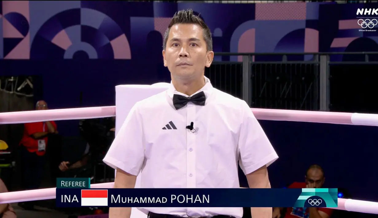 Wasit Indonesia, Muhammad Arisa Putra Pohan saat memimpin pertandingan semifinal tinju Olimpiade Paris 2024 di North Paris Arena, Villepinte, Prancis, Jumat (02/08/2024). (Dok. NOC Indonesia)