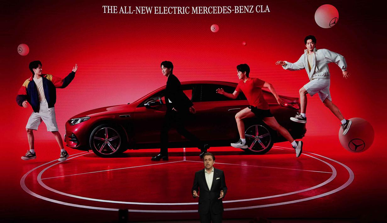 Kehadiran mereka mempertegas keterkaitan antara tren pasar otomotif China dengan perkembangan kendaraan elektrifikasi di tanah air. Tampak dalam foto, Presiden dan CEO Beijing Mercedes-Benz Sales Service Co. Ltd, Daniel Lescow, berbicara saat gelaran Beijing Auto Show 2026 atau Auto China 2026, Jumat 24 April 2026. (AP Photo/Ng Han Guan)