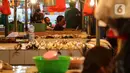 Aktivitas jual beli ikan di Pasar Senen, Jakarta, Jumat (8/1/2021). Harga jual ikan laut saat ini mengalami lonjakan yang diakibatkan kurangnya pasokan ikan dari nelayan ke pedagang di pasar tradisional. (merdeka.com/Imam Buhori)