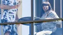 Petenis Amerika Serikat, Venus Williams, bersantai di balkon hotel di Adelaide, Australia, Jumat (22/1/2021). Venus Williams melakukan karantina selama dua minggu sebelum mengikuti ajang Australia Terbuka 2021. (AFP/Brenton Edwards)