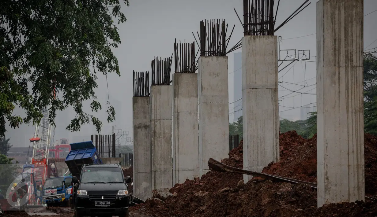 Tiang-tiang pancang proyek double-double track (DDT) Paket A Manggarai-Jatinegara, Jakarta, Minggu (26/3). Proses pengerjaan Paket A jalur Manggarai-Jatinegara terus di kebut sehingga ditargetkan selesai tahun 2019. (Liputan6.com/Faizal Fanani)
