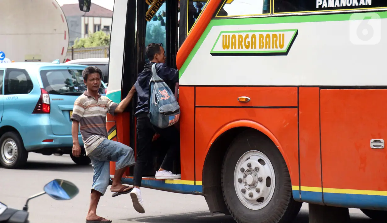 Penumpang naik bus di kawasan Terminal Kampung Rambutan, Jakarta Timur, Senin (12/12/2022). Kepala Terminal Bus Kampung Rambutan Yuza Ramadhoni mengatakan lonjakan penumpang diprediksi akan terjadi mulai H-7 libur Natal dan Tahun Baru (Nataru), sementara untuk saat ini belum terjadi lonjakan penumpang dan masih terbilang lengang. (Liputan6.com/Magang/Aida Nuralifa)