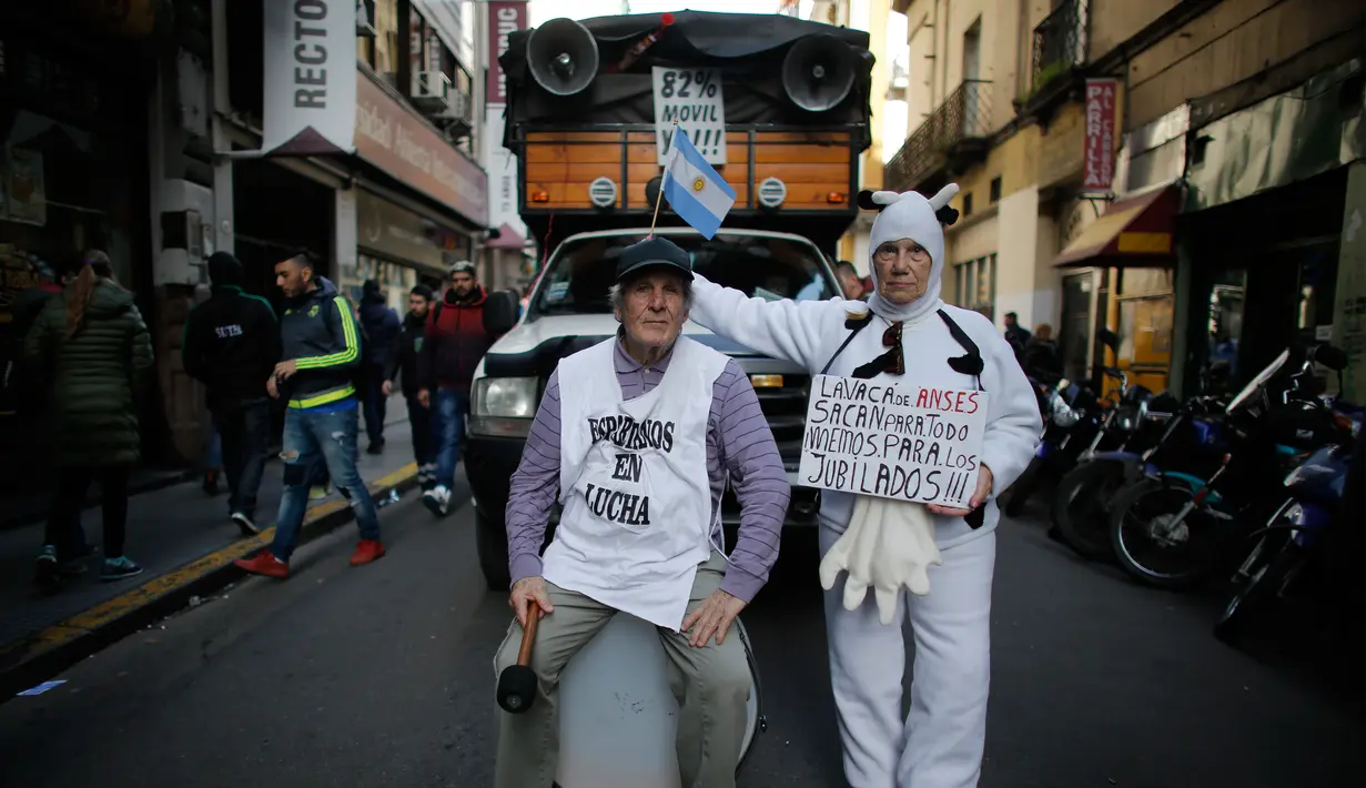 Salah satu pekerja berkostum sapi saat mengikuti aksi demo di Plaza de Mayo, Buenos Aires, Argentina, Selasa (22/8). Menurut data ketenagakerjaan, tingkat pengangguran naik menjadi 9,2 persen dalam 3 bulan terakhir dari 7,6 persen. (Victor R. Caivano/AP)