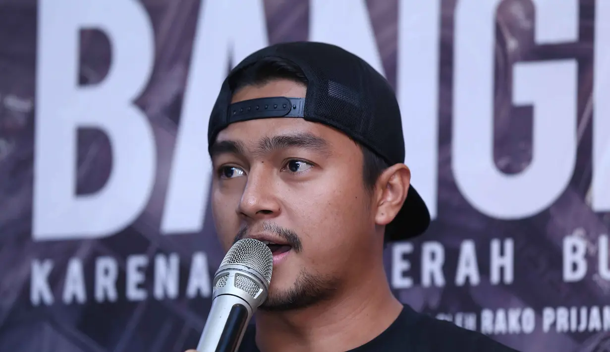 Banyaknya adegan berbahaya dalam film yang dibintangi oleh Deva Mahenra yang baru. Film Bangkit, ia berperan sebagai ahli dari Badan Meteorologi, Klimatologi, dan Geofisika. (Nurwahyunan/Bintang.com)