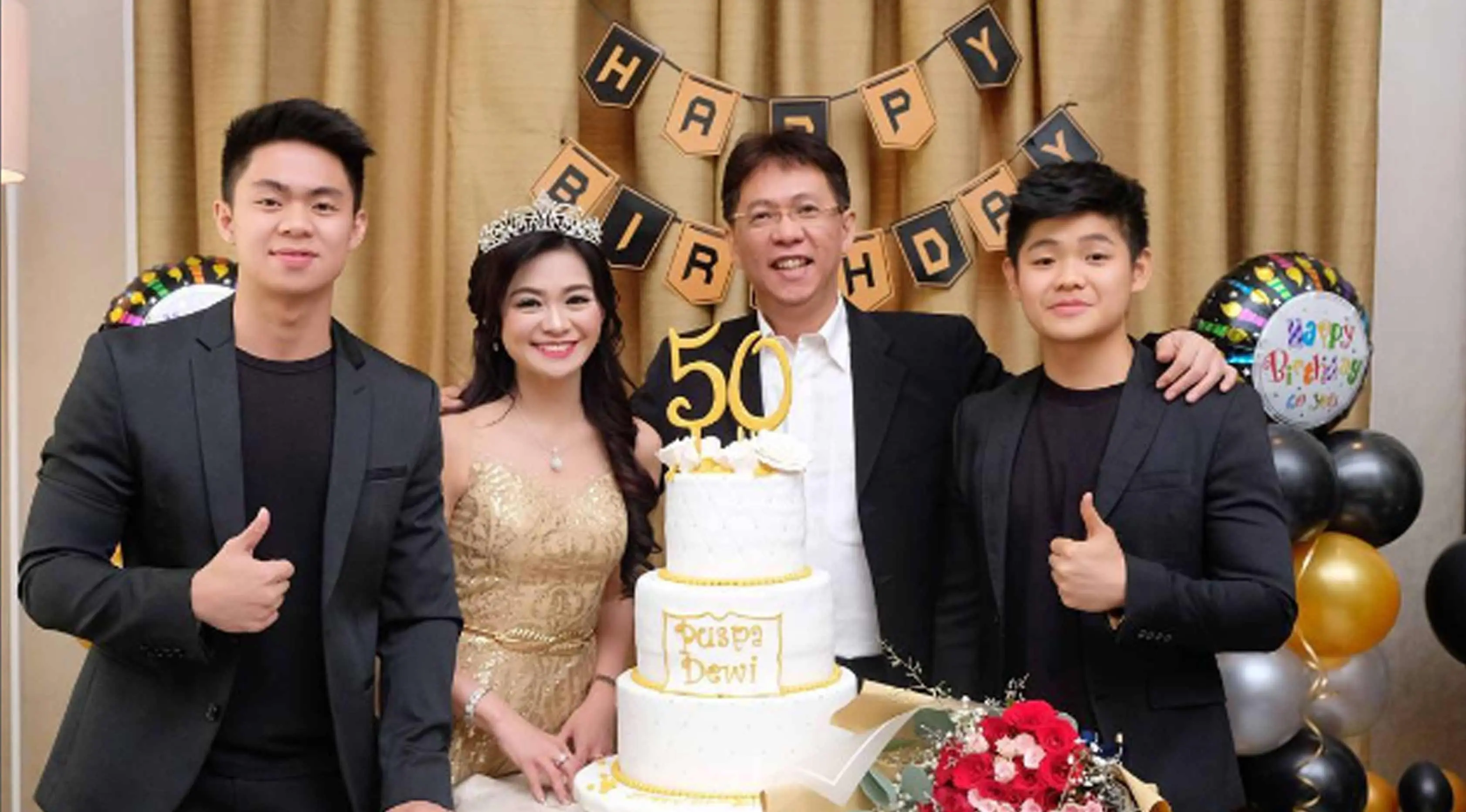 Tante Puspa Dewi berpose dengan suami dan kedua anaknya saat merayakan ulang tahunnya yang ke-50. (Instagram/@puspadewihc)