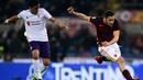 Pemain AS Roma, Francesco Totti (kanan), berebut bola dengan pemain Fiorentina, Tino Costa, pada laga Serie A Italia di Stadion Olimpico, Roma, Sabtu (5/3/2016) dini hari WIB. (AFP/Filippo Monteforte)
