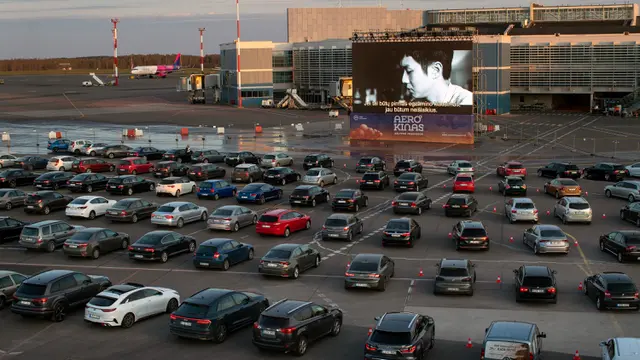 Bandara Lithuania Disulap Jadi Bioskop Drive-in