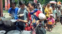FOTO: Ratusan Korban Banjir Pluit Antre Demi Semangkuk Mie