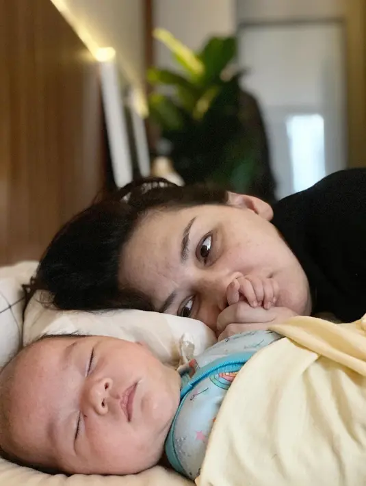 Indra Brasco dan Mona Ratuliu juga punya cara unik lainnya agar saudara dan teman mereka bisa melihat Numa. Indra dan Mona mengajak buah hatinya berkeliling ke rumah saudara dan sahabat namun hanya di mobil. (Instagram/monaratuliu)