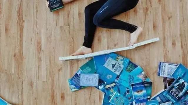 Kreatif, Wanita Ini Gunakan Koleksi Bukunya Untuk Bergaya Layaknya Superhero