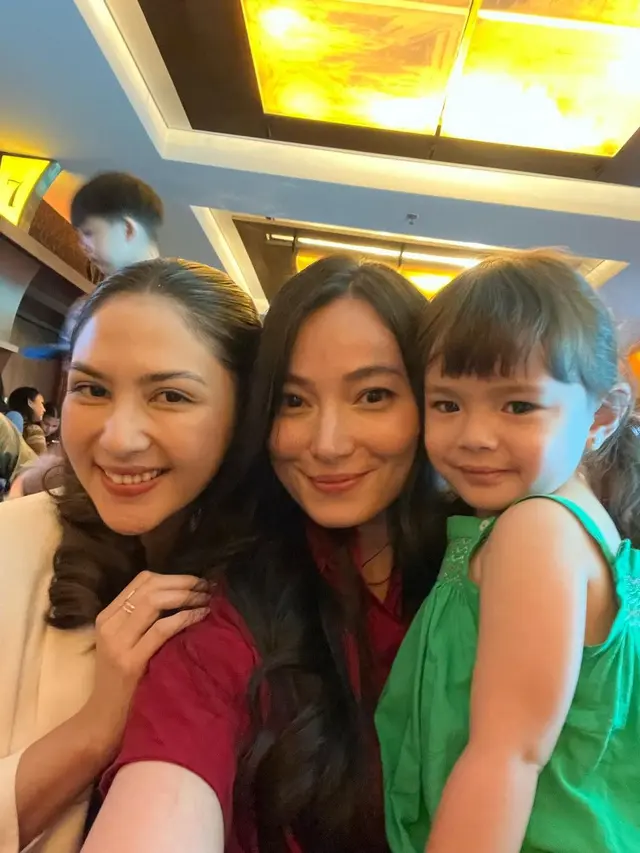 6 Potret Asmirandah Ajak Anak Nonton The Little Mermaid, Bertemu Jessica Mila