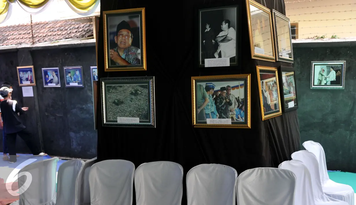 Pemeran foto Gus Dur menyemarakkan Muktamar NU ke-33 yang digelar di Jombang, Selasa (4/8/2015). 50 foto menampilkan rekaman Gus Dur sebelum dan saat menjadi Presiden RI ke-4. (Liputan6.com/Johan Tallo)