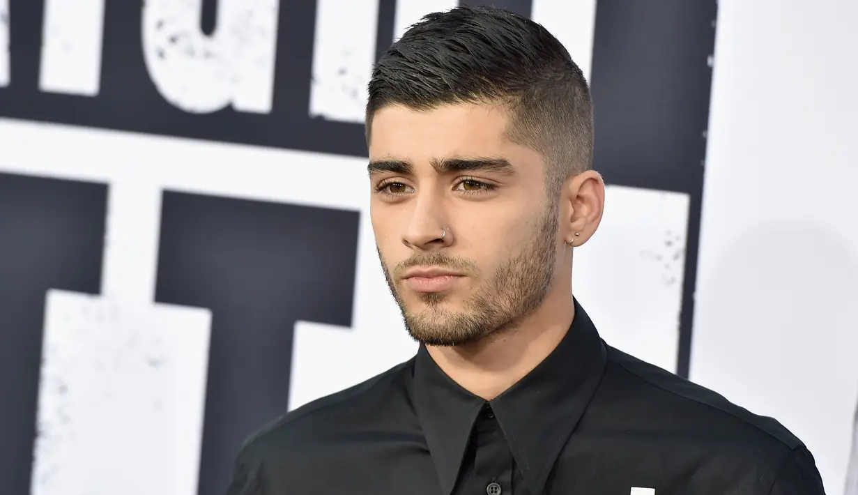 Mantan Personel One Direction, Zayn Malik baru - baru mengeluarkan single terbarunya yang berjudul " PILLOWTALK ", di video klip ini Zayn beradegan mesra dengan model internasional, Gigi Hadid. (KEVIN WINTER / GETTY IMAGES NORTH AMERICA / AFP)