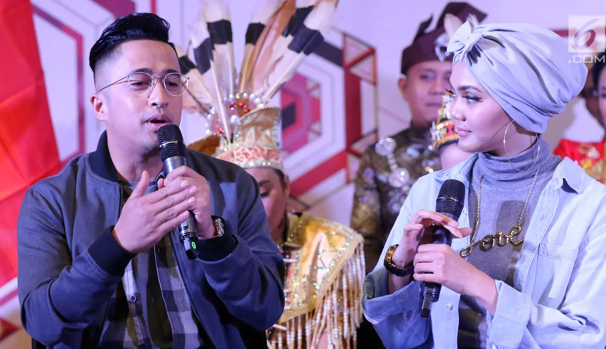 Pembawa acara Irfan Hakim dan Rina Nose saat konferensi pers Dangdut Academy Asia ke 3 di SCTV Tower, Jakarta, Kamis (19/10). Dangdut Academy Asia 3 bakal hadir setelah berakhirnya kompetisi Stand Up Comedy Academy 3. (Liputan6.com/Helmi Afandi)