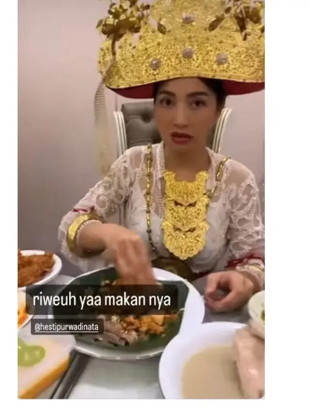 7 Potret Hesti Purwadinata dan Suami Bukber Pakai Baju Adat, Bak Pawai