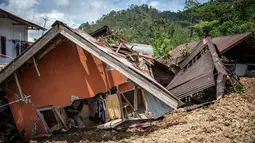 Upaya pencarian mengalami kendala akibat kondisi tanah yang labil dan cuaca buruk. Tampak dalam foto, tumah-rumah yang hancur terlihat di lokasi longsor Desa Situkung, Banjarnegara, Jawa Tengah, pada Selasa 18 November 2025. (DEVI RAHMAN/AFP)
