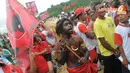 Salah satu peserta kampanye yang memakai pakaian tradisional Papua tampak larut dalam suasana kampanye (Liputan6.com/Herman Zakharia)