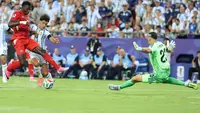 Pemain Swiss Breel Embolo berebut bola dengan pemain Argentina Lisandro Martinez, sementara kiper Argentina Emiliano Martinez mempertahankan gawangnya selama pertandingan perempat final Piala Dunia 2026 antara Argentina dan Swiss di Stadion Kansas City, Kansas City,  11 Juli 2026. (AFP/ Thomas Coex)