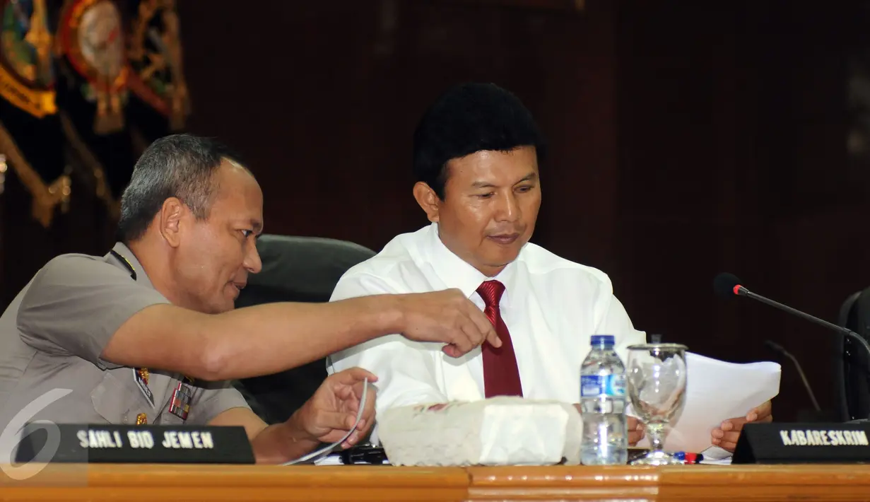 Kabareskrim Mabes Polri, Komjen Pol Ari Dono (kanan) bersiap menunjukkan surat rilis kasus dugaan penistaan agama yang melibatkan Basuki Tjahaja Purnama (Ahok) di Jakarta, Rabu (16/11). Ahok ditetapkan sebagai tersangka. (Liputan6.com/Helmi Fithriansyah)
