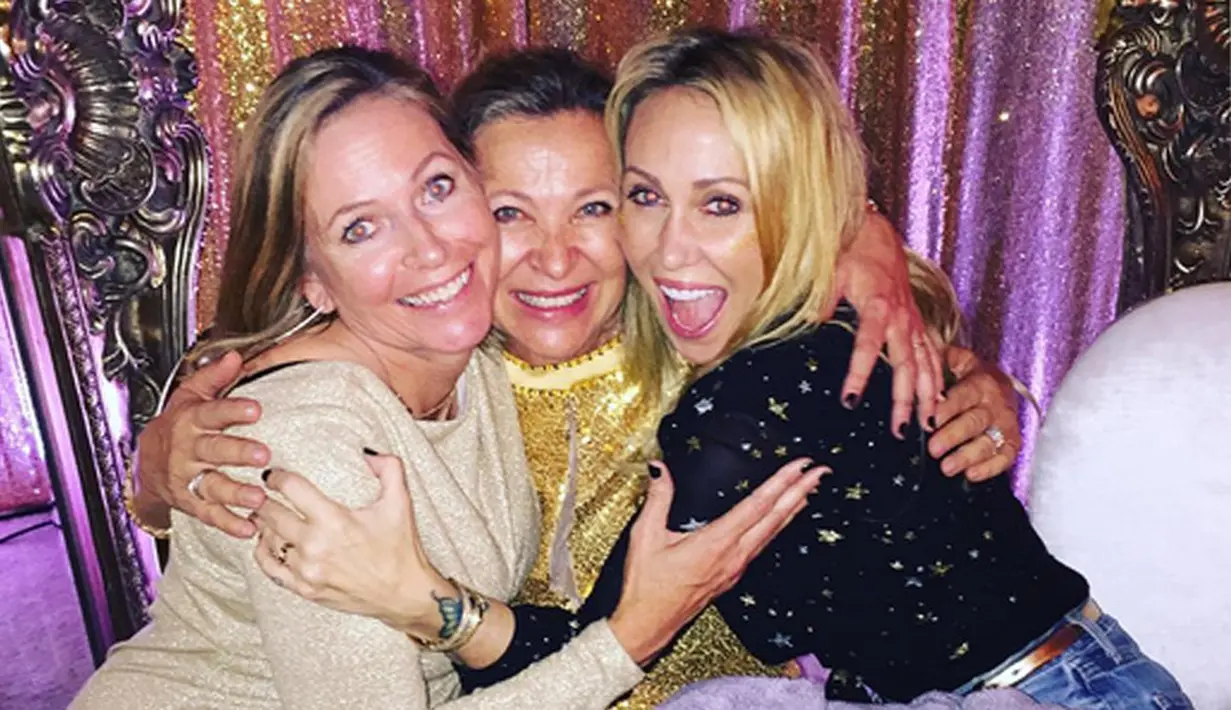 Di unggahan fotonya dimana ibunya dan ibunda Liam tengah foto bersama, Miley menyertakan tulisan “Family! #inlaws (no law)”. (Instagram/mileycyrus)