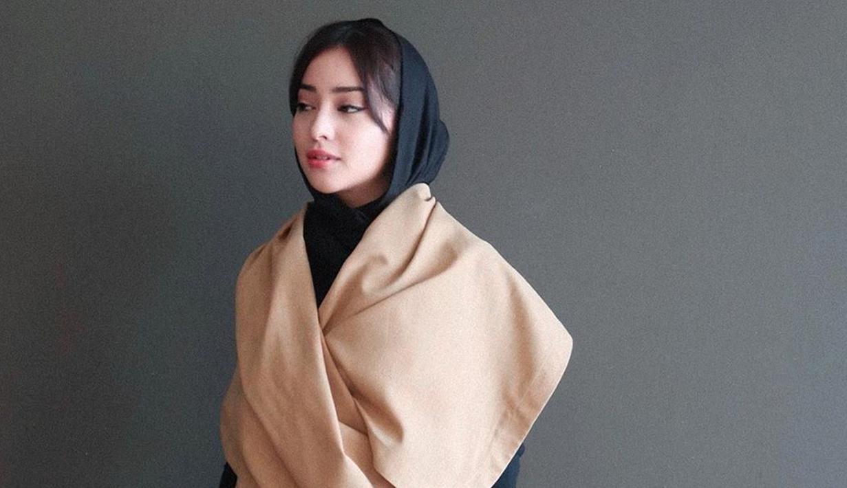 Bukan hanya merubah penampilan saja. Akan tetapi Nikita juga tengah memperdalah ilmu agama. Bahkan, saat bulan Ramadhan beberapa waktu lalu dirinya berhasil khatam Alquran. (Liputan6.com/IG/@nikitawillyofficial94)