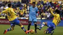 Penyerang Barcelona, Neymar, dihadang pemain Las Palmas pada laga La Liga Spanyol di Stadion Gran Canaria, Sabtu (20/2/2016). Las Palmas takluk 1-2 dari Barcelona. (Reuters/Juan Medina)