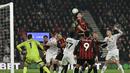 Duel udara yang terjadi pada pertandingan Bournemouth melawan Manchester United di Vitality Stadium, Sabtu (21/03/2026) dini hari WIB. (AFP/Glyn Kirk)