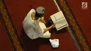 Umat muslim membaca Al-Quran pada hari ke-28 bulan suci Ramadan di Masjid Istiqlal, Jakarta, Selasa (12/6). Sejumlah umat muslim meningkatkan ibadah mereka dengan melakukan itikaf di Masjid Istiqlal. (Liputan6.com/Helmi Fithriansyah)
