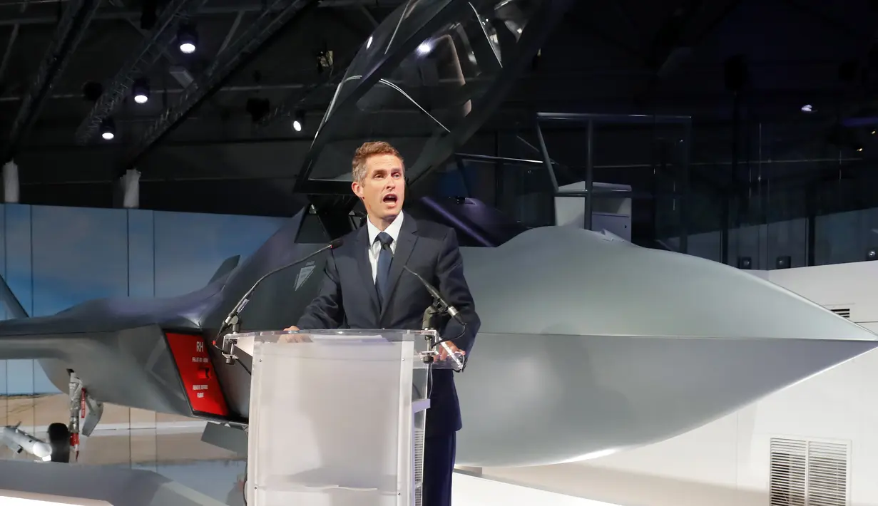 Menhan Inggris Gavin Williamson memberi keterangan saat memperkenalkan jet tempur baru 'Tempest' di London, Inggris (16/7). Gavin mengklaim Tempest sebagai jet tercanggih di dunia. (AFP Photo/Tolga Akmen)