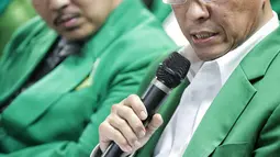 Ketua Umum PPP versi Muktamar Jakarta, Humphrey Djemat dalam jumpa pers di kantornya, Rabu (6/2). Humphrey menilai langkah PPP kubu Romahurmuziy melaporkannya ke kepolisian berkaitan pilpres 2019 yang mendukung Prabowo-Sandi. (Liputan6.com/Faizal Fanani)