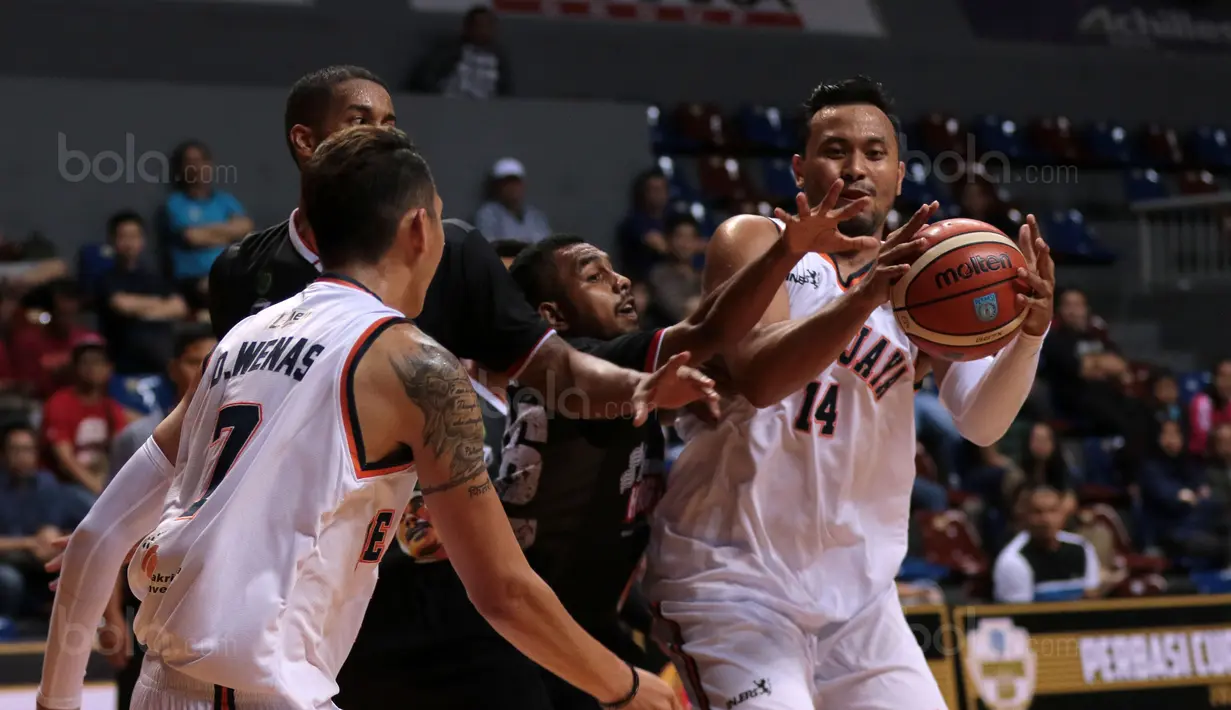 Pebasket Pelita Jaya, Adhi Prasetyo (kanan) berebut bola dengan pemain Hangtuah Sumsel pada laga Perbasi Cup 2017 di Sports Mall, Kelapa Gading, Jakarta, (09/11/2017). Pelita Jaya menang 67-58. (Bola.com/Nick Hanoatubun)