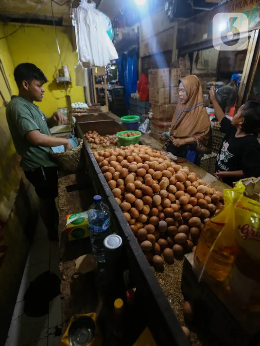 Harga minyak goreng kemasan sederhana hari ini naik tipis menjadi Rp17.530 per liter dari kemarin Rp17.380. (Liputan6.com/Angga Yuniar)