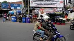 Menjelang hari raya lebaran sejumlah pedagang bedug mulai terlihat ramai dipinggiran Jalan KH Mas Mansyur, Jakarta, Minggu (6/7/14). (Liputan6.com/Faizal Fanani) 